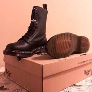 Dr. Martens 1460 10-Eye Virginia Combat Boots